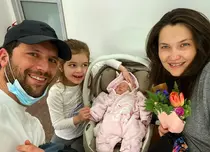 Adi Nartea, protagonistul serialului „Vlad”, și-a botezat fiica. Primele imagini de la eveniment