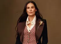 Demi Moore, apariție spectaculoasă! Cum arată actrița în costum de baie la 58 de ani