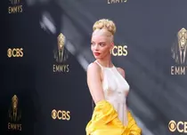 Cele mai îndrăznețe ținute de la Emmy 2021. Vedetele care au surprins pe covorul roșu