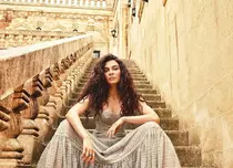 Cum arată Ebru Șahin („Hercai”) în noul ei serial. Primele imagini din culise