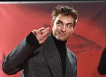 Robert Pattinson este vedeta noului film SF scris și regizat de Bong Joon-Ho