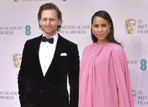 Tom Hiddleston și iubita lui, Zawe Ashton, s-au logodit. Detaliul observat la un eveniment