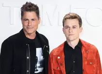 Rob Lowe și fiul lui vor juca într-un serial de comedie produs și difuzat de Netflix