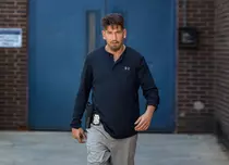 HBO aduce un serial întunecat, „Orașul ne aparține”, cu Jon Bernthal în rol principal