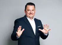 Cum se împarte Mihai Bobonete între „Românii au talent” și două dintre pasiunile sale: pescuitul și Monica Bellucci