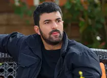 „Fiica ambasadorului”, 16 mai 2022. În penultimul episod, Sancar caută soluții sa le protejeze pe Mavi și pe Malek