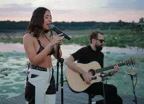 Nicole Cherry, apariție senzuală printre TikTok-eri. Cântăreața a fost invitată în Buzz House