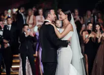 Demet Özdemir s-a căsătorit cu alesul inimii ei, cântărețul Oğuzhan Koç. Câte rochii a schimbat mireasa și ce cadou deosebit a primit