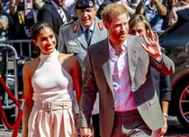 Prințul Harry „e disperat și se agață de Meghan Markle ca o plută de salvare”. De unde vin noile declarații explozive