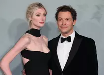 „The Crown”, sezonul 5. Elizabeth Debicki, interpreta Prințesei Diana, apariție senzațională la premiera londoneză a serialului Netflix