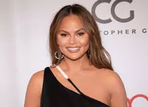 Chrissy Teigen, replici dure la adresa criticilor. Ce mesaje răutăcioase primește soția lui John Legend despre sarcina ei
