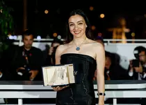Cine e Merve Dizdar, turcoaica premiată la Cannes pentru cea mai bună actriță. A jucat în Doctorul Minune și Patria mea ești tu