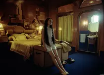 Emma Stone joacă în „Poor Things” un soi de Frankenstein feminin