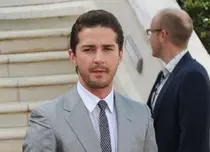 Shia LaBeouf cucereşte părinţii iubitei: „Nu suntem regele şi regina de pe covorul roşu”