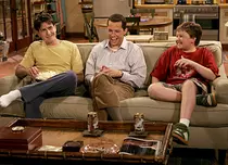 Charlie Sheen, starul din „Doi bărbați și jumătate”, lucrează la o carte autobiografică. Ce mai fac foștii colegi de serial