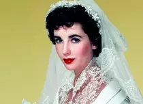 Rochiile de mireasă ale lui Elizabeth Taylor, scoase la licitaţie