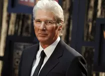 Richard Gere se iubește cu o vedetă de televiziune