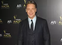 Russell Crowe își ascunde iubitele de fiii săi