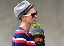 Charlize Theron abia aşteaptă să-i crească părul