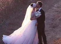 FOTO: Iat-o pe Anne Hathaway mireasă!