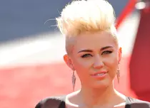 Miley Cyrus regretă că n-a făcut liceul