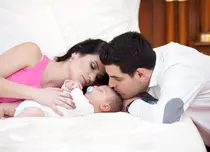 FOTO| Ellie White, prima şedinţă foto cu bebeluşul ei