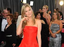 Jennifer Aniston cere sfaturi despre adopţie de la Charlize Theron 