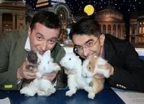 Dezbrăcatu’ şi Găinuşă le oferă iepuraşi fanilor