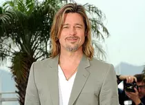 Brad Pitt învaţă să conducă tancuri
