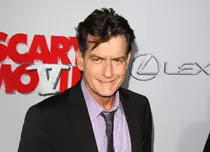 Charlie Sheen nu-și plătește pensia alimentară