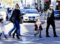 Jennifer Lopez îşi lasă iubitul să facă pe tatăl