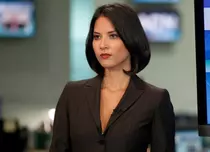 Olivia Munn face pe diva la filmările serialului „Redacţia”