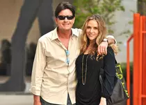 Charlie Sheen a cumpărat o casă pentru Brooke Mueller