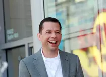 Fosta soţie a lui Jon Cryer vrea o felie din averea lui
