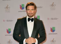 Julian Jil, tare mândru de iubita lui mai tânără