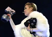 Miley Cyrus continuă seria momentelor controversate: Ce gest a făcut pe scenă la MTV EMA 2013
