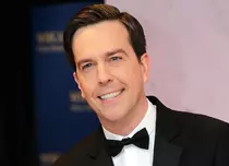 Noul Leslie Nielsen din remake-ul la „The Naked Gun”: Ed Helms 