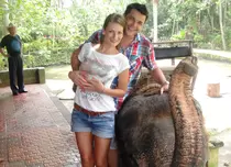 Cove şi-a petrecut luna de miere printre elefanţi şi maimuţe, în Bali