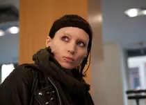 Fata cu un dragon tatuat