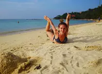 Adela Popescu: “Mă port ca o puştoaică şi mă îmbrac ca un băieţel” 