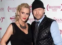 Jenny McCarthy s-a logodit