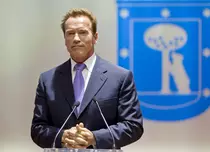 Creatorul serialului „Vicepreşedinta” îl vrea pe Schwarzenegger drept preşedinte