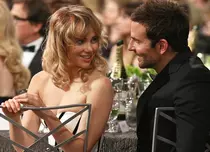 Bradley Cooper îşi vrea iubita în SUA