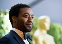 Chiwetel Ejiofor e favoritul pentru rolul negativ din următorul film Bond