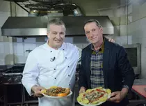 Ivan Patzaichin mănâncă sushi autohton, duminică, la "Politică şi delicateţuri"