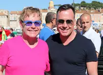 Elton John se căsătoreşte în luna mai