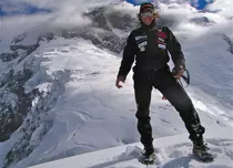 Discovery Channel va difuza în direct saltul lui Joby Ogwyn de pe Everest