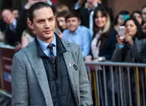 Tom Hardy poartă hainele lui Elton John