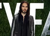 Russell Brand găzduiește oameni fără adăpost