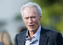 Clint Eastwood s-a mutat cu noua iubită